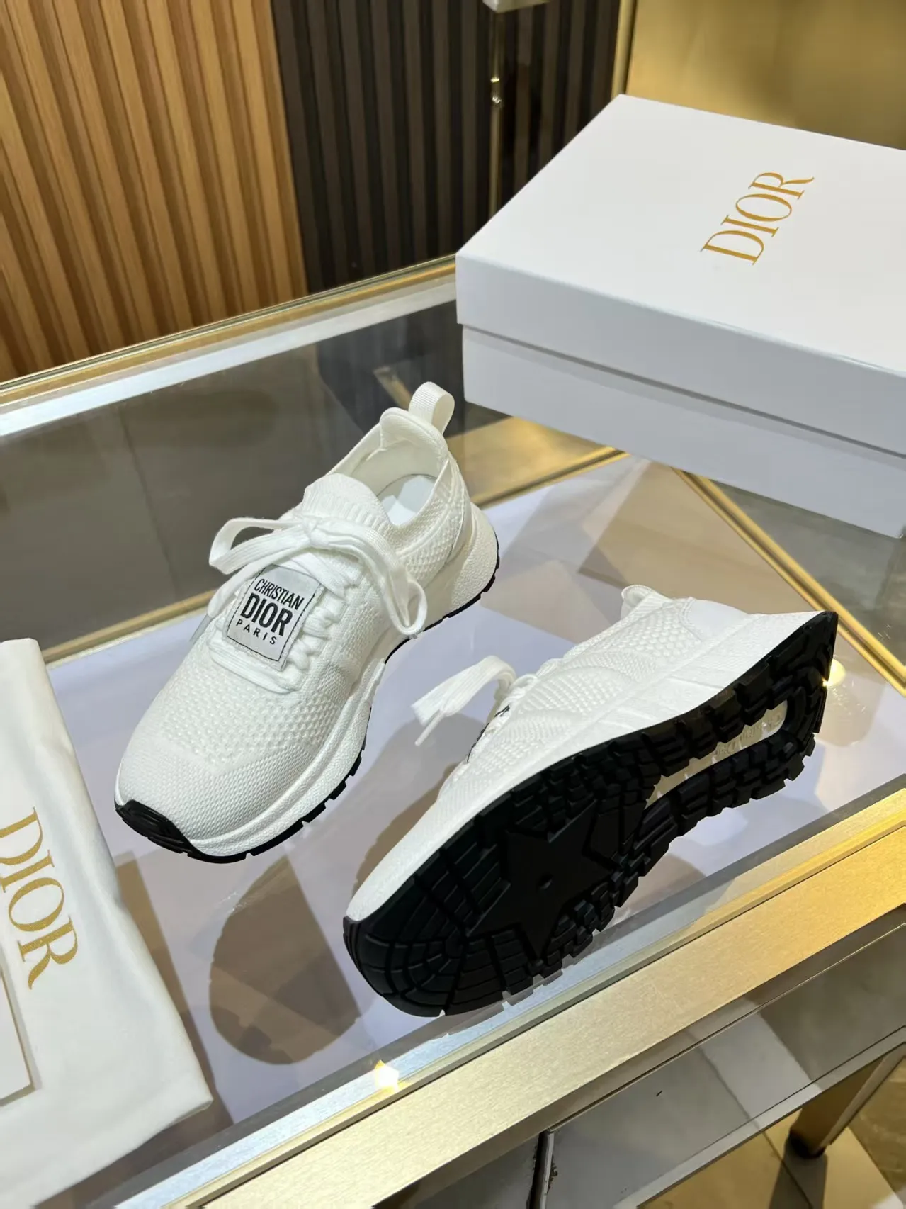 👟👟Ex-factory price 460👟👟 DIOR CHRONO Dior's new high-version, casual, business, all-in-one sports shoes. Simple and super versatile. The upper is equipped with a Logo cloth label. The upper is perfect and luxurious, and can be matched with any spring, summer, autumn and winter clothing. The upper foot is even more comfortable! The original material is disassembled and reproduced perfectly. The fly-woven upper is breathable and comfortable. The original super lightweight TPU absorbent film anti-slip outsole. Unique. Full of details. Fine workmanship. Worth owning. Equipped with original packaging at the counter. 3 colors available SIZE: 35--40 (41 can be customized)